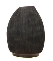 Lote 5190 - VASO EM CERÂMICA - Em preto com decoração relevada com estriados, bordo de formato oval. Dim: 44 cm (altura). Nota: sinais de uso, desgastes e falha na base