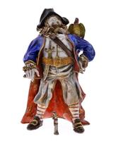 Lote 5194 - PAOLO MARIONI, PIRATA EM CERÂMICA ITALINA - Escultura representando "Pirata com Papagaio", figura com manto vermelho, espada e pistola. Assinada. Dim: 46 cm de altura. Nota: sinais de manuseamento. Pistola partida