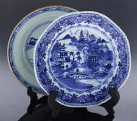 Lote 5255 - PRATOS EM PORCELANA DA CHINA - Conjunto de 2 pratos em porcelana Dinastia Qing, Reinado Qianlong (1736-1795) sendo um prato fundo com decoração a azul com flores e bambus em um de formato recortado com decoração a azul de paisagem fluvial com 