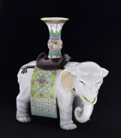 Lote 5328 - EFEFANTE EM PORCELANA CHINESA - Castiçal em forma de elefante com decoração policromada e relevada em campo branco. Dim: 25x23x10 cm