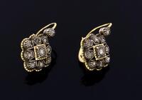 Lote 5357 - BRINCOS DE DIAMANTES EM PRATA E OURO SÉC. XIX - Ouro toque 800, prata toque 833. Par de brincos cravejados ao centro com diamante em talhe facetado antigo e 9 diamantes em talhe rosa. Decoração cinzelada com perlados á volta. Peso: 5.61 g. Dim