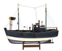 Lote 5377 - TRAINEIRA EM MADEIRA - Modelo de embarcação de pesca com decoração policromada, assente sobre estrutura em madeira, com aplicações em rede, metal, borracha e corda. Dim: 43x48x20 cm (aprox.). Nota: sinais de manuseamento e armazenamento, falha