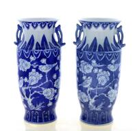 Lote 5403 - PAR DE JARRAS EM PORCELANA ORIENTAL - Decoração de motivos florais e pássaros em azul sobre branco. Com pegas relevadas. Dim: 26 cm (altura). Marcadas na base. Nota: sinais de uso, jarras de tonalidades diferentes