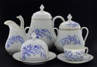 Lote 5421 - VISTA ALEGRE, SERVIÇO DE CHÁ EM PORCELANA - Conjunto de 10 peças marcadas na base (1881-1921), decoração floral em azul, com frisos dourados pintados à mão, composto por bule, leiteira, açucareiro, manteigueira e 3 chávenas com pires. Dim: 21 