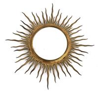 Lote 5423 - ESPELHO DE PAREDE, CIRCULAR - Peça com moldura em bronze e latão dourado, em forma de sol raiado, com espelho circular biselado. Espelho antigo, possivelmente Francês com vestígios de mercúrio. Dim: 76 cm de diâmetro. Nota: sinais de uso e peq