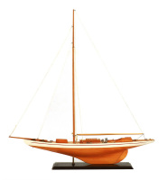 Lote 5445 - MODELO DE VELEIRO - Barco em madeira envernizada com faixa pintada a branco e vermelho, assente em base de madeira rectangular com apoio metálico. Convés com diversas aplicações em metal e corda. Dim: 110x102x17 cm. Nota: sinais de manuseament