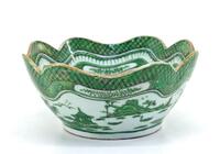 Lote 5478 - SALADEIRA EM PORCELANA DA CHINA - Minguo (1912-1949). Saladeira de formato redondo com bordo recortado. Decoração a verde com paisagem oriental. Bordo com friso dourado. Dim. 11x23,5 cm. Nota: sinais de uso e desgaste do dourado