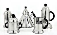 Lote 5482 - PRANDELLI COLLEZIONE, SERVIÇO DE CHÁ E CAFÉ ART DECO - Conjunto de 5 peças em inox, marcadas na base, composto por bule, cafeteira expresso, jarro para água quente, leiteira e açucareiro, decoração lisa, com pegas e pomos em preto. Dim: 21 cm 