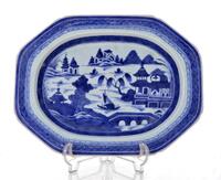 Lote 5498 - TRAVESSA EM PORCELANA DA CHINA - Travessa de terrina, Dinastia Qing, Período Qianlong. Decoração a azul com paisagem fluvial e pagodes. Dim: 35,5x27 cm. Nota: sinais de uso, apresenta restauro com cabelo transversal visível