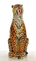 Lote 5513 - LEOPARDO DECORATIVO - Em cerâmica policromada com decoração naturalista. Dim: 85 cm de altura (aprox.). Nota: sinais de armazenamento, falhas e defeitos