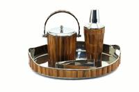 Lote 5550 - CONJUNTO DE BAR EM INOX E BAMBU - Conjunto de 4 peças em inox com revestimento em placas de bambu, composto por bandeja oval, balde para gelo com tampa e pinça e shaker com tampa. Dim: 8x44x36 cm (bandeja) e 26 cm de altura (shaker). Nota: sin