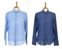 Lote 5579 - FEDELI, CAMISAS ITALIANAS EM FINO ALGODÃO EGÍPCIO - Conjunto de 2 camisas da marca Fedeli. Camisa cor azul clara e cortada à mão, tamanho 42 e camisa cor azul escuro cortada á mão, tamanho 42. O ajuste atemporal desta camisa é complementado p