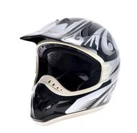 Lote 5583 - SHOT-RACE GEAR, CAPACETE DE MOTA - Tamanho: XL - 1300 gr. Decoração a preto e cinzento. Sem viseira. Capacete idêntico encontra-se à venda por € 98. Dim: 28x38x24 cm (aprox.). Nota: sem uso, com saco de transporte. Consultar valor indicativo e