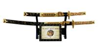 Lote 5586 - CONJUNTO DE KATANAS JAPONESAS DECORATIVAS - (The Imperial Dragon Swords). Composto por 2 peças com aplicações metálicas, lâminas em metal, decoradas com dragões em relevo, punhos com decoração relevada com motivos bélicos, assentes em suporte 