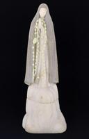 Lote 5629 - NOSSA SENHORA, ESCULTURA - Imagem de Nossa Senhora em pedra esculpida, com base de encaixe para lâmpada. Com terço. Dim: 39 cm (altura). Nota: sinais de uso e desgastes