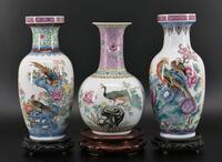 Lote 5631 - JARRAS EM PORCELANA CHINESA, SÉC. XX - Conjunto de 3 jarras marcadas na base, decoração policromada pintada à mão com flores e pássaros exóticos, com frisos dourados. Decorações desiguais. Dim: 32 cm e 29 cm de altura. Nota: sinais de uso, co