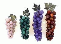 Lote 5672 - CACHOS DE UVAS EM PEDRAS ORNAMENTAIS - Conjunto de 4 cachos de uvas decorativos, em pedras de quartzo rosa, verde, castanho e lilás. Dim: 20 cm de comprimento (maior). Nota: sinais de uso