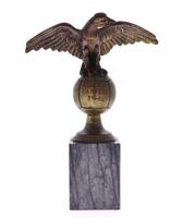 Lote 5678 - BENFICA CAMPEÃO 83-84 - Trofeu / escultura em bronze assente numa base de mármore cinzento, motivo "Benfica Campeão 83-84". Dim.: 26,6 cm de altura total. Nota: A escultura consiste numa águia real pousada sobre uma bola de futebol. A águia e 