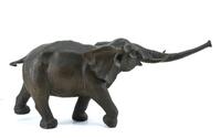 Lote 5688 - ELEFANTE EM BRONZE - Escultura em bronze representando elefante de tromba em riste com decoração naturalista. Dim: 29x66x15 cm. Nota: sinais de manuseamento