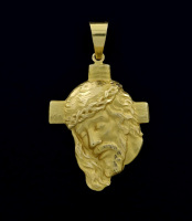 Lote 5754 - PENDENTE BUSTO DE CRISTO EM OURO 19,2 KT - Toque 800. Busto de Cristo com decoração repuxada sobreposto a cruz com argola de suspensão. Peso: 5,6 g. Dim: 42 mm. Nota: sinais de uso, com marcas de contraste