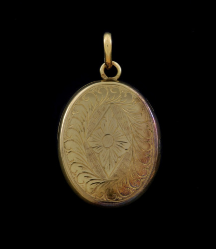 Lote 5784 - MEDALHÃO PORTA RETRATOS EM OURO 19,2 KT - Toque 800. Medalhão de formato oval com argola de suspensão. Decoração cinzelada. Interior para 2 retractos. Peso: 10,8 g. Dim: 45 mm. Nota: sinais de uso, com marcas de contraste