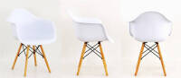 Lote 5003 - CADEIRAS DSW CHARLES & RAY EAMES - Conjunto de 3 cadeiras de braços, reproduções das cadeiras DSW Charles & Ray Eames, modelo Eames DAW chair de 1950. Em polipropileno Branco, base em madeira e aço. Conjunto de 3 cadeiras originais com valor d