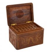 Lote 6 - CAIXA PARA CIGARROS EM MADEIRA EXÓTICA - Caixa oriental para 42 cigarros, decoração entalhada com dragões. Interior com monograma "FTC", e estrutura articulada com decoração cinzelada e vazada. Dim: 11x15x11 cm. Nota: sinais de manuseamento