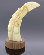Lote 8 - ARTE TRIBAL AFRICANA, PRESA DE FACOCHERO - Escultura com busto feminino com penteado entrançado, assente em base de madeira exótica. Dim: 15 cm de altura total. Nota: sinais de manuseamento
