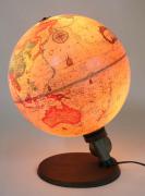 Lote 12 - GLOBO HISTÓRICO ILUMINADO - Modelo Scan-Globe A/S, 1980, Denmark, Cartography by Karl F. Harig, Print by E. Gieseking, com base castanha. Dim: 40 cm de altura. Nota: sinais de uso, a funcionar
