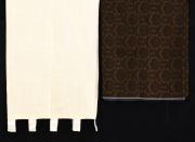 Lote 104 - CORTE DE TECIDO ADAMASCADO E CORTINADO - Conjunto de 2 peças, composto por corte de tecido adamascado de padrão floral em castanho e preto e cortinado em tecido bege, com presilhas. Dim: 280x268 cm (corte) e 140x210 cm (cortinado). Nota: cortinado com sinais de uso