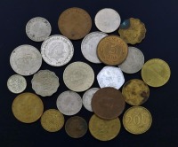 Lote 22 - MOEDAS DE DIVERSOS PAÍSES - Conjunto de 23 moedas de países como Jersey, Finlândia, Guernsey, Suécia, Dinamarca, Holanda, Índia, Grécia, Líbano, Egípto, Turquia e Nova Zelândia, de diversos valores faciais e datas, em diversas ligas metálicas. N