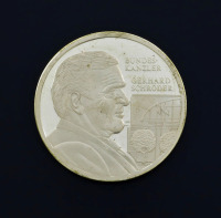 Lote 23 - MEDALHA BUNES-KANZLER GERARD SCHRODER - Die Kanzler der Bundesrepublik Deutschland. Dim: 3 cm (diâmetro). Nota: Bom estado de conservação