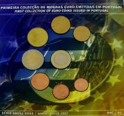 Lote 82 - PORTUGAL, CARTEIRA DE MOEDAS DE EURO, ANO 2002 - Conjunto de 8 moedas, 1,2,5,10,20,50 cêntimos, 1 euro e 2 euros. Carteira anual de moedas euro BNC/BU. Primeira colecção de moedas euro emitidas em Portugal. Dim: 15x15 cm (carteira). Sem classificação atribuída pela Oportunity, cabe ao licitante atribuir a classificação e a valorização que entender correta. Nota: como novo