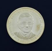 Lote 104 - MEDALHA RICHARD VON WEIZSACKER PRASIDENT DER DEUTSCHEN EINHEIT - DIE PRASIDENTEN DER BUNDESREPUELIK DEUTSCHLAND. Dim: 4 cm (diâmetro). Nota: Bom estado de conservação