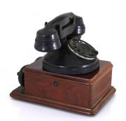 Lote 91 - TELEFONE ANTIGO COM CAIXA DE CAMPAÍNHAS - Conjunto de telefone em de disco baquelite preta e caixa de campainhas em madeira. Dim: 12x25x14 cm (telefone) e 25x17x9 cm (caixa). Nota: sinais de uso, falhas e defeitos