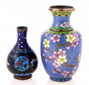 Lote 181 - JARRAS EM CLOISONÉ - Conjunto de 2 jarras orientais em cloisonné sendo uma decorada com pássaro e flores em campo azul e uma decorada com flores em campo negro e azul. Dim: 13 cm e 9,5 cm respectivamente. Nota: falhas e defeitos