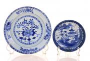 Lote 190 - CONJUNTO EM PORCELANA ORIENTAL - Composto por 2 peças com decoração monocromática em tons de azul, sendo taça com motivos paisagísticos; e prato fundo com motivos florais e geométricos. Dim: 23 cm de diâmetro (maior). Nota: sinais de uso, falhas e defeitos