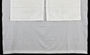 Lote 7 - LENÇOL E ALMOFADAS COM BORDADOS - Conjunto de lençol e par de almofadas em tecido branco, bordado à mão com desenho de flores. Dim: 186x240 cm e 60x74 cm. Nota: sem uso