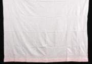 Lote 19 - LENÇOL DE LINHO COM BORDADOS - Lençol em tecido de linho branco, com barra bordada em linha cor de rosa. Dim: 166x240 cm. Nota: sem uso