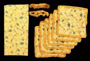 Lote 22 - ALMOFADAS E CORTINA - Conjunto de 7 peças em tecido amarelo com padrão vegetalista em verde, composto por 6 almofadas com remate de franjas e cortina com par de fitas. Dim: 40x40 cm (almofadas) e 120x130 cm. Nota: sem uso