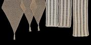 Lote 34 - NAPERONS EM RENDA DE CROCHET - Conjunto de 6 peças, renda de crochet feita à mão em linha de tom pérola e bege, composto por 2 conjuntos de formatos e tamanhos diferentes. Dim: 25x110 cm (maior). Nota: sinais de uso