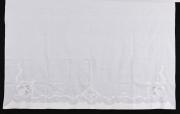Lote 37 - LENÇOL DE LINHO COM BORDADOS - Lençol em tecido de linho branco, bordado à mão com desenho vegetalista e floral em linha branca. Dim: 200x240 cm. Nota: sem uso