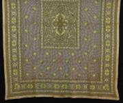 Lote 61 - TOALHA BORDADA - Toalha de mesa em tecido de rede de tom bege, bordado com fita de seda verde, desenho vegetalista com flores. Dim: 185x220 cm. Nota: sinais de uso