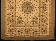 Lote 64 - COLCHA DE SEDA - Colcha em tecido de seda adamascada e bordada, desenho floral com borboletas em tom castanho e dourado. Dim: 205x250 cm. Nota: sinais de uso