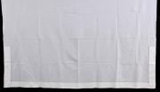 Lote 69 - LENÇOL DE LINHO COM BORDADOS - Lençol em tecido de linho branco, bordado à mão com desenho de flores em linha branca, remate de bainha aberta. Dim: 192x240 cm. Nota: sem uso