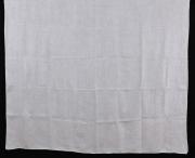 Lote 73 - TOALHA ADAMASCADA - Toalha de mesa em tecido branco adamascado, padrão em quadrícula. Dim: 180x240 cm. Nota: pequenos sinais de uso