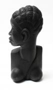 Lote 16 - ARTE AFRICANA - escutura de busto feminino africano em madeira exótica entalhada à mão, com cabeça de perfil. Dimensão: 33x15x14 cm. Bom estado