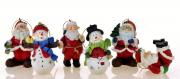 Lote 6 - BONECOS DE NATAL - Conjunto de 6 bonecos decorativos para Natal, 2 boneco de neve e 4 pais natal. Com fio dourado para suspensão. Dim aprox: 8,5 cm (altura). Nota: Novos