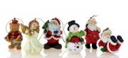 Lote 28 - BONECOS DE NATAL - Conjunto de 6 bonecos decorativos para Natal, 1 boneco de neve; 1 urso; 1 anjo; 3 pais natal. Com fio dourado para suspensão. Dim aprox: 8,5 cm (altura). Nota: Novos