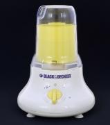 Lote 37 - TRITURADOR BLACK & DECKER - Em plástico branco e amarelo. Dim: 25 cm (altura). Nota: não testado. Sinais de uso